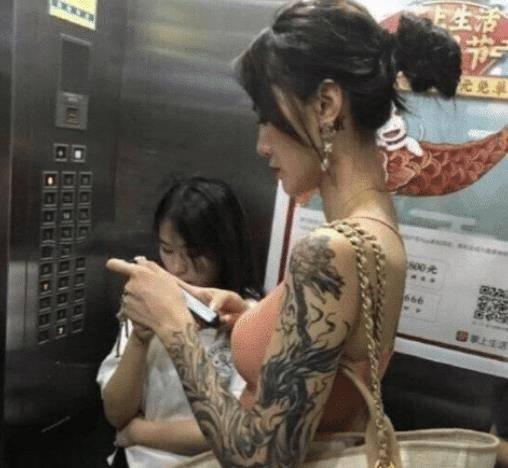 纹身吃瓜女博主视频,揭秘网红背后的真实生活