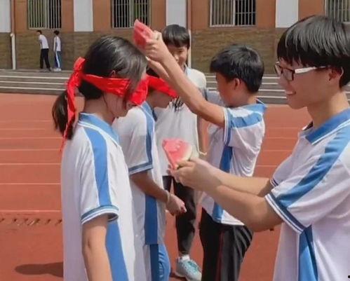 学生蒙眼吃瓜比赛视频,趣味横生，挑战极限！