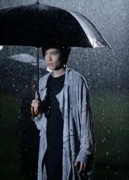 雨神萧敬腾吃瓜视频,雨神化身“瓜王”，趣味横生引网友热议