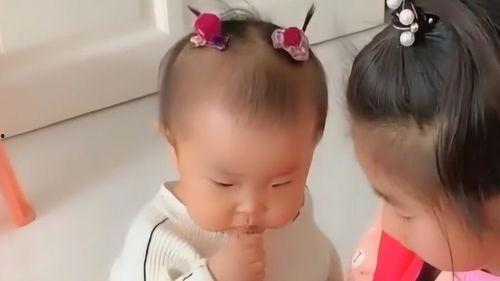 娃娃吃瓜小视频,萌态十足，小视频圈粉无数