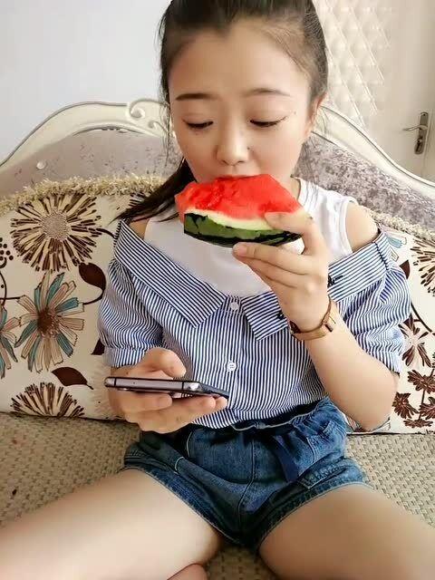 娃娃吃瓜小视频,萌态十足，小视频圈粉无数