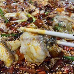 小胖妹吃爆辣八瓜鱼视频,辣到流泪