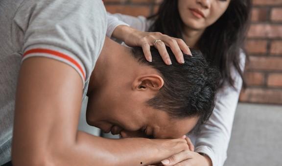 男子吃瓜看宝妈被撞视频,吃瓜群众视角下的社会现象