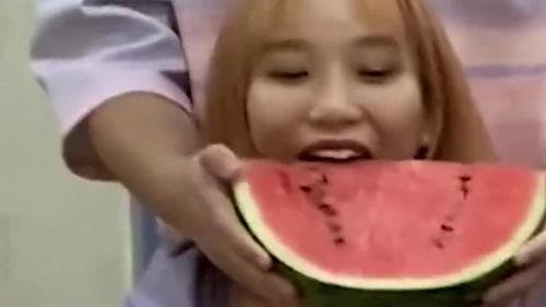 情侣对镜吃瓜视频大全,情侣对镜吃瓜，甜蜜互动大盘点