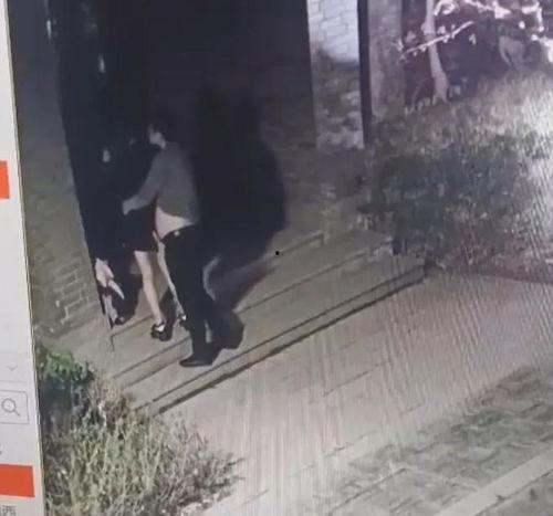 桥洞下吃瓜视频,揭秘街头美食的独特魅力